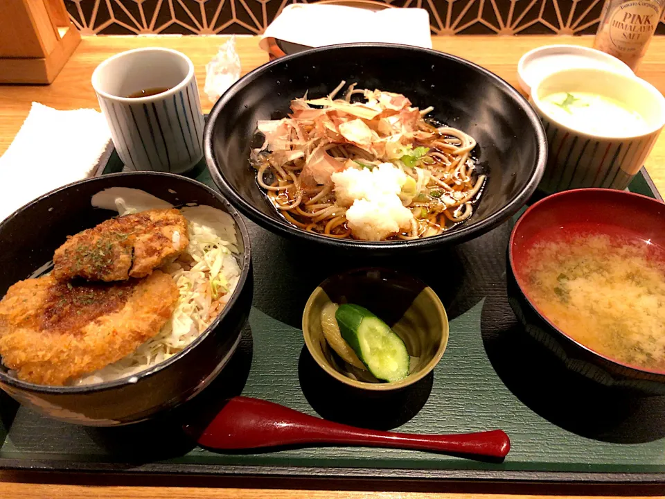 Snapdishの料理写真:ソースカツ丼とおろし蕎麦のセット😋|すかラインさん