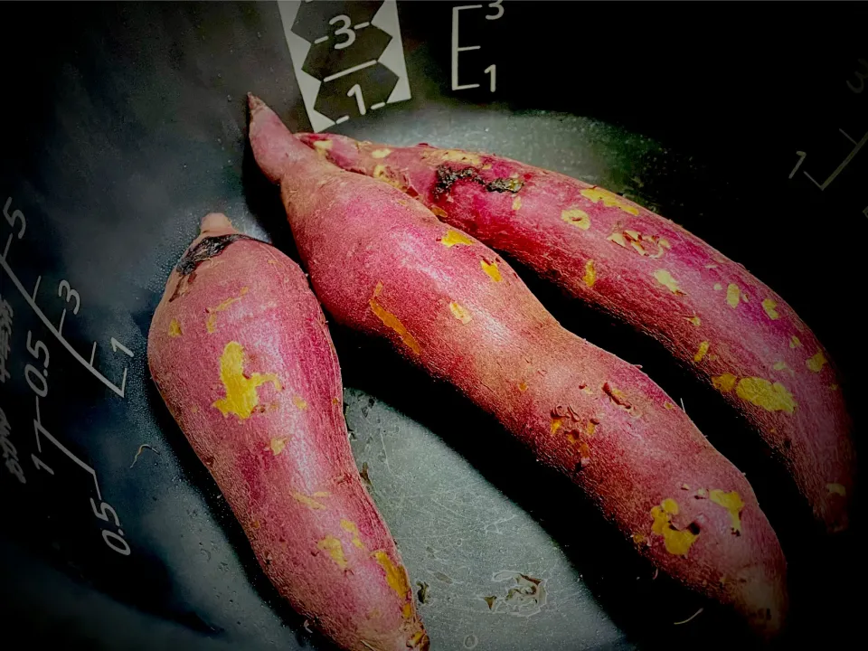 Snapdishの料理写真:炊飯器で蒸したさつまいも🍠|かずぴょんさん