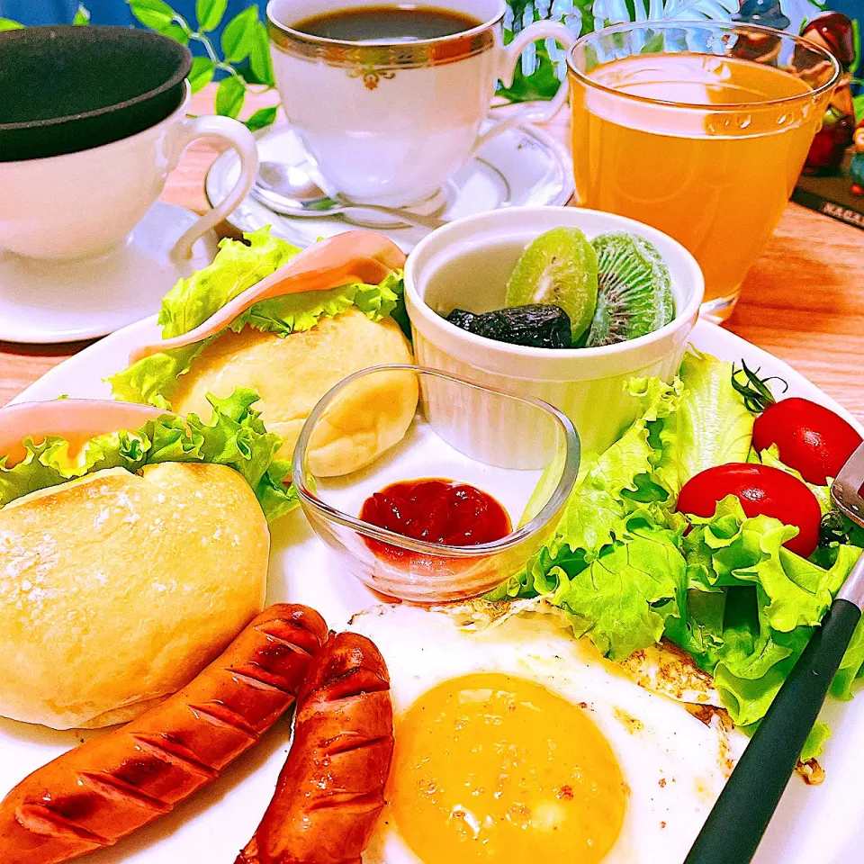 10時過ぎにゆったりまったり朝食　　　🍳🥗ハムサンドのワンプレートに☕️ブラックコーヒーでふぁ〜🥱|Sの食卓さん