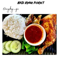 Snapdishの料理写真:Nasi Ayam Penyet 🍚🍗|Laa Qiu Epさん