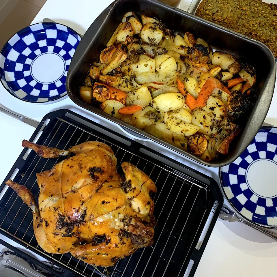 Snapdishの料理写真:Christmas Roast Chicken and Vegetables クリスマスローストチキンと野菜|Tiffinさん