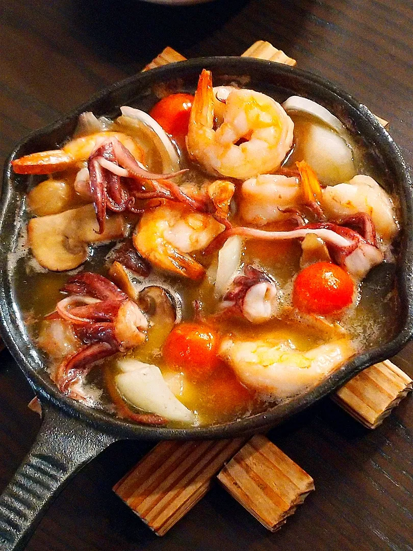 アヒージョ(エビ,イカゲソ,ベビーホタテ,トマト,マッシュルーム,玉ねぎ);Ahijos (shrimp, squid, baby scallops, tomatoes, mushrooms, onions)|samiさん