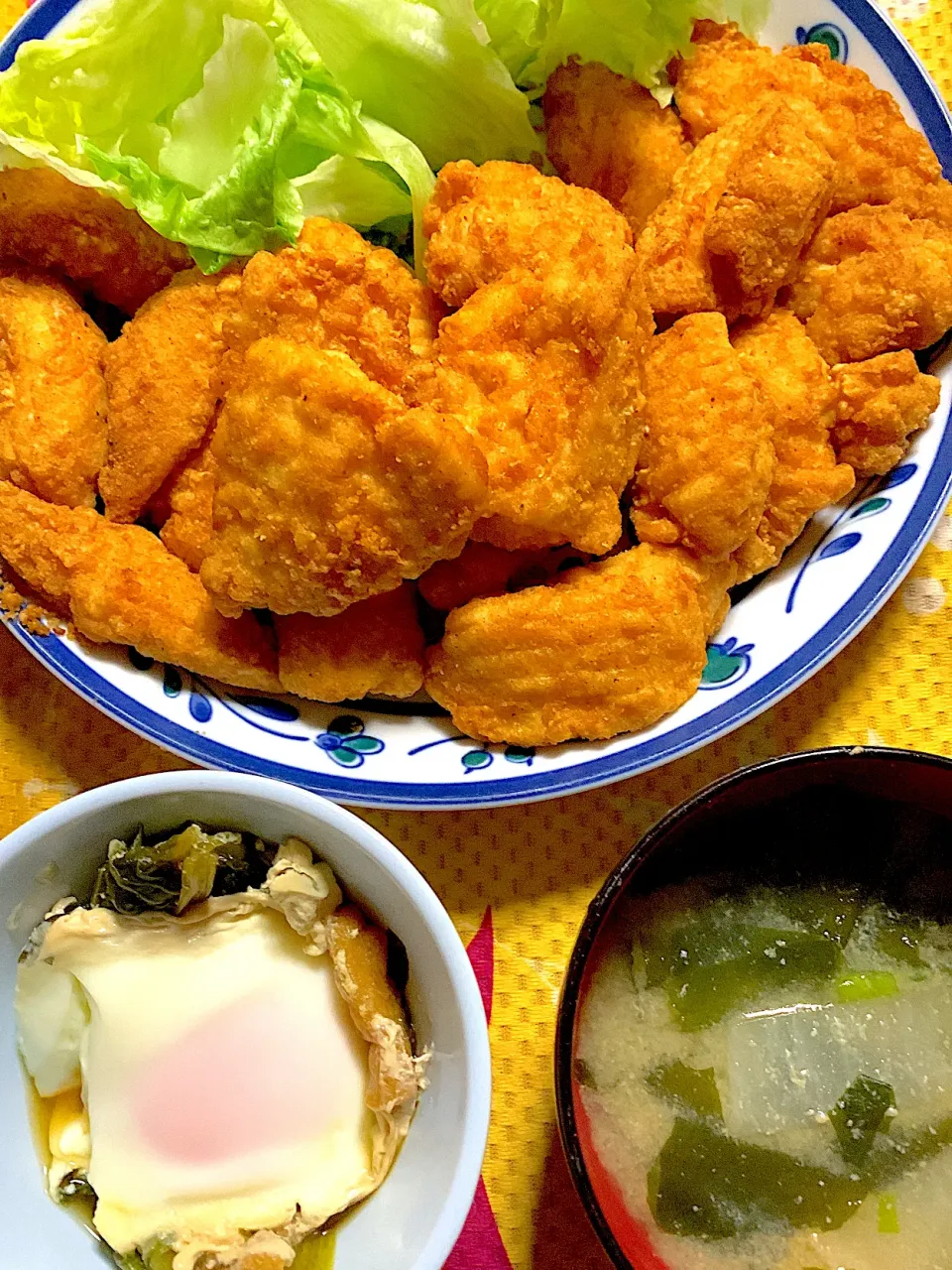 鷄の唐揚げ　レタス　小松菜と揚げの煮浸し卵🥚落とし　味噌汁|掛谷節子さん