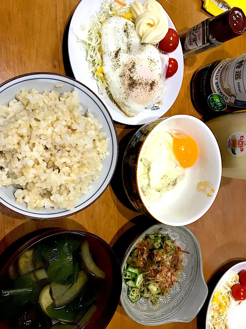 Snapdishの料理写真:ヤッターー！たまごが(黄身だけ)乗ってるーー！　ターンオーバーじゃないやつもあるーー！ #夕飯　やわらか玄米ご飯、茄子昆布椎茸小松菜お吸物、目玉焼き、トマトキャベツサラダ、おかかオクラ、とろろ|ms903さん