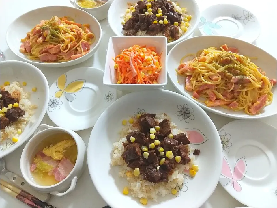 夕食(^ー^)
サイコロステーキ&ガーリックバターライス
カルボナーラ🍝
キャロットコーンラペ🥕🌽
ベーコンと白菜と卵スープ|プリン☆さん