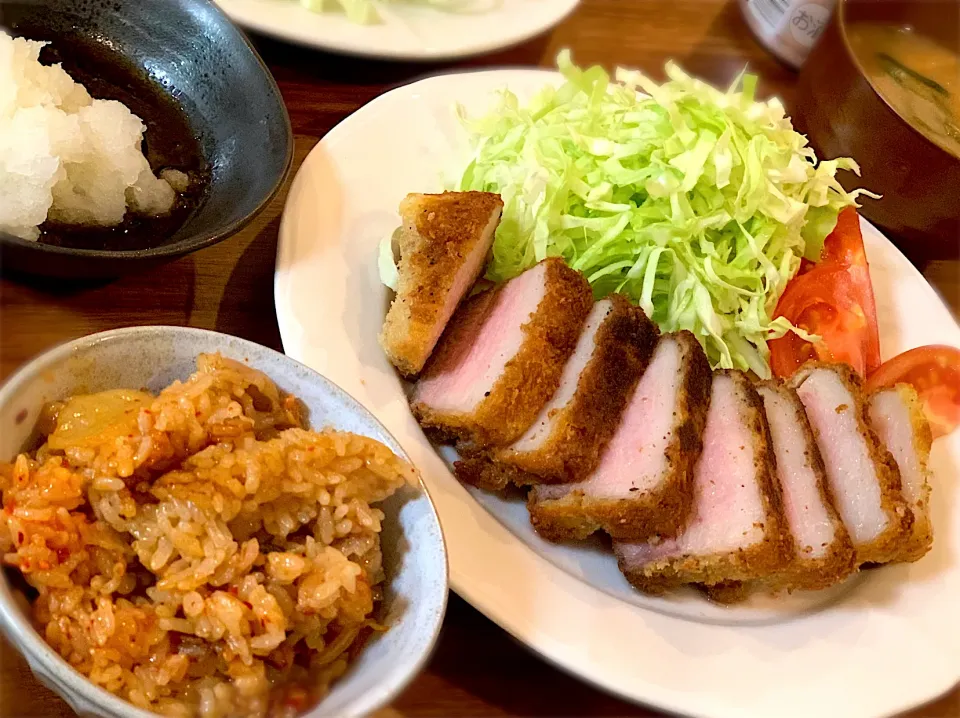 今日のごはん:とんかつ、キムチの炊き込みご飯|ふくすけ食堂さん