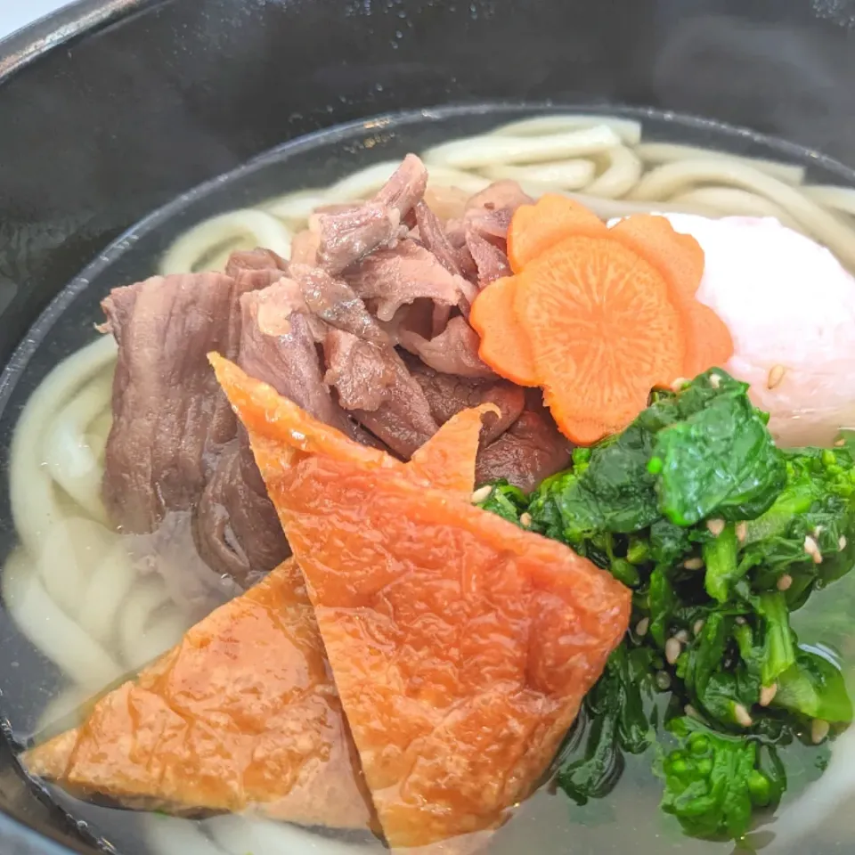 ✨１月限定メニュー✨
🌸白だしの肉うどん🥢
〜　帯広豊西牛🐂と辛子和え菜の花🥦、
　　稲荷🦊と温泉たまご🐔とともに、　〜|佐藤仁さん