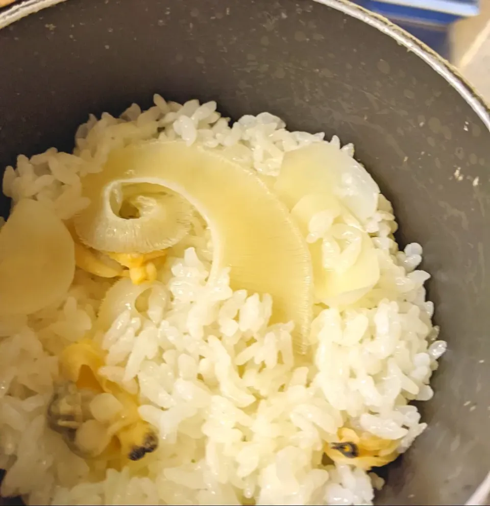 🦈鱶鰭と浅利の釜飯(🤤✨)
〜沸き上がる鶏白湯のうまみ〜|佐藤仁さん