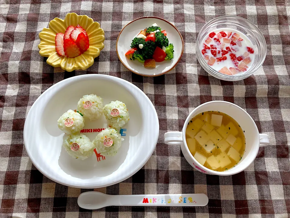 【離乳食】リース風おにぎり、お味噌汁、ツリー風サラダ、キャンドル風いちご、いちごヨーグルト|sayaさん