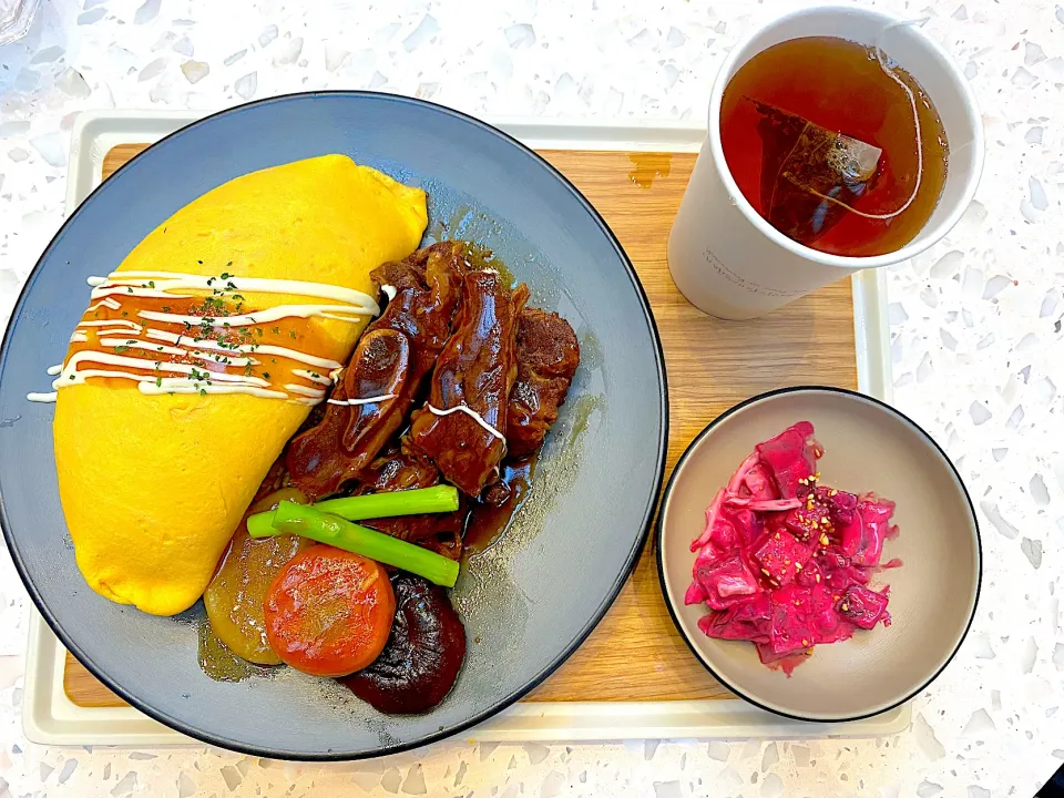 Omurice with beef rib stew, beetroot salad and peach tea|skyblueさん