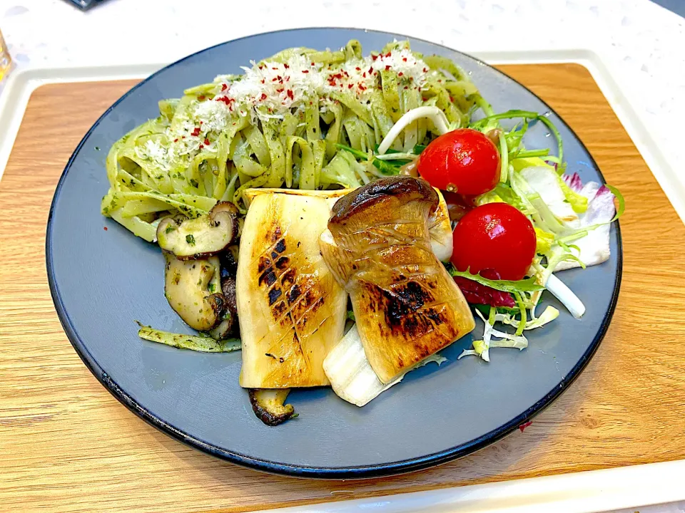 Snapdishの料理写真:King oyster mushrooms with pesto pasta|skyblueさん