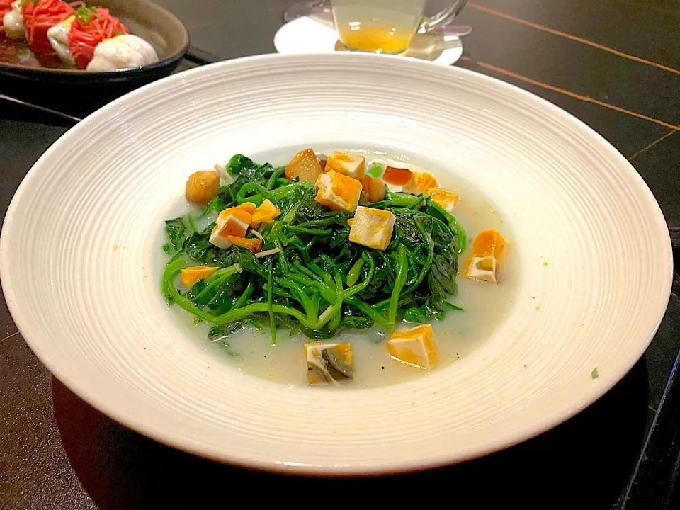 Snapdishの料理写真:Baby spinach in supreme broth with salted egg and century egg|skyblueさん