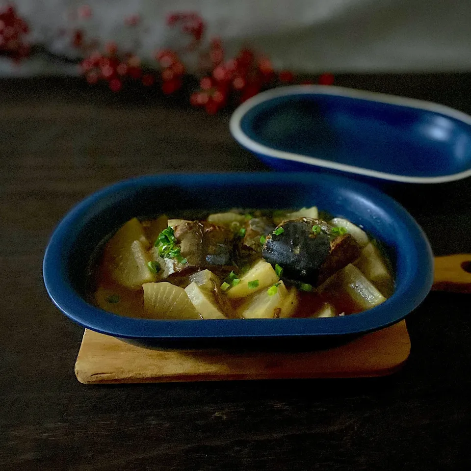 Snapdishの料理写真:鯖の味噌煮缶と大根の煮物|mihooobuuさん