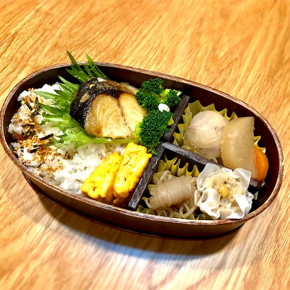 Snapdishの料理写真:サラ弁〜今年最後です^ ^                                 煮物（里芋・大根・人参・糸コン）　塩サバ　卵焼き|じゅんさんさん