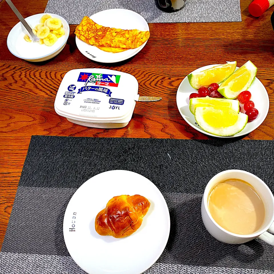 Snapdishの料理写真:12月 27日　朝ごはん　ミニクロワッサン、カフェオレ、スウィーティ、葡萄|yakinasuさん