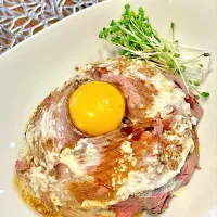 ローストビーフ丼❤️手作りソースは2種🙌わさびマヨソースとグレイビーソース😍|ちいさん