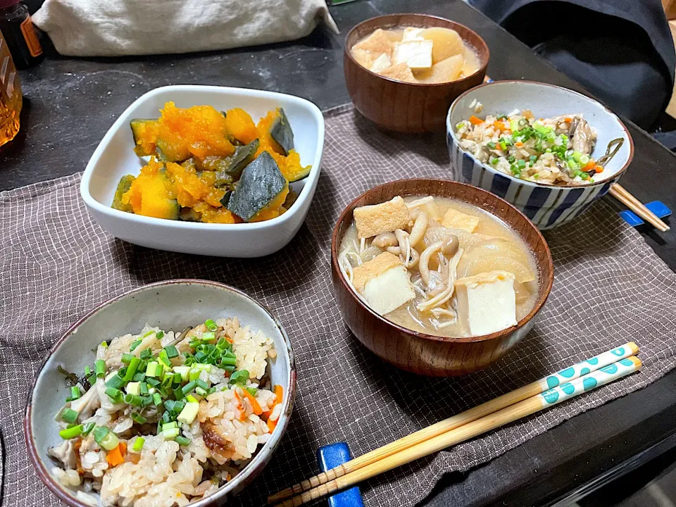 Snapdishの料理写真:朝ごはん★かぼちゃの煮物、みそ汁、ツナと塩昆布の炊き込みごはん|ハルさん