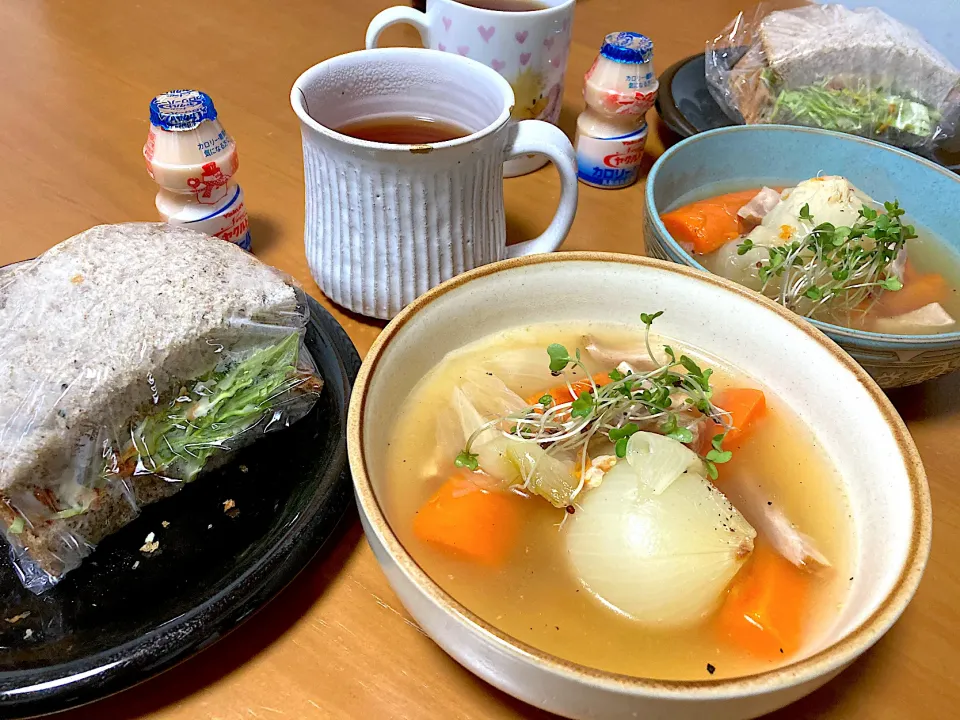 Snapdishの料理写真:シロカの電気圧力鍋で〜丸ごと玉ねぎのスープ🧅|さくたえさん