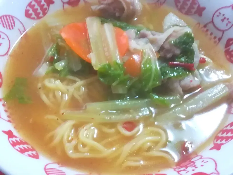 袋ラーメンアレンジ♪
豚肉と野菜をスープで煮込んで、
あんかけにしましたo(*≧∀≦)ﾉ

体あったまるぅ♨️☀️|深夜特急fさん