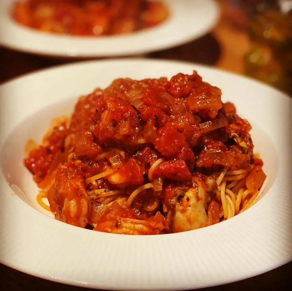 Lunchtime 
Spaghetti Pasta in a rich Tomato & Basil Sauce with fresh Oysters 🦪 and prawns 🍤 
#pasta #sauce #homecooking 
#ilovecooking|Emanuel Hayashiさん