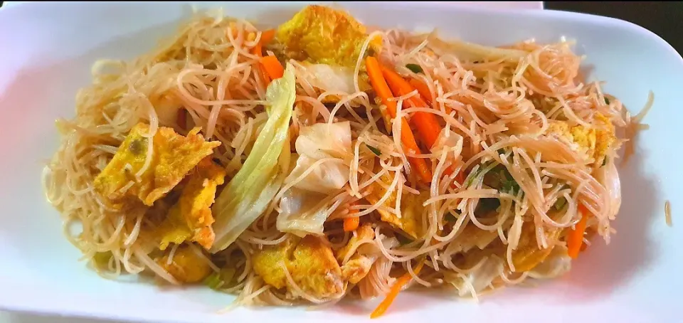 Snapdishの料理写真:Simple Lunch Beehoon 😋 28 Dec 2021
💁‍♀️cabbage carrots green onion garlic eggs|🌷lynnlicious🌷さん