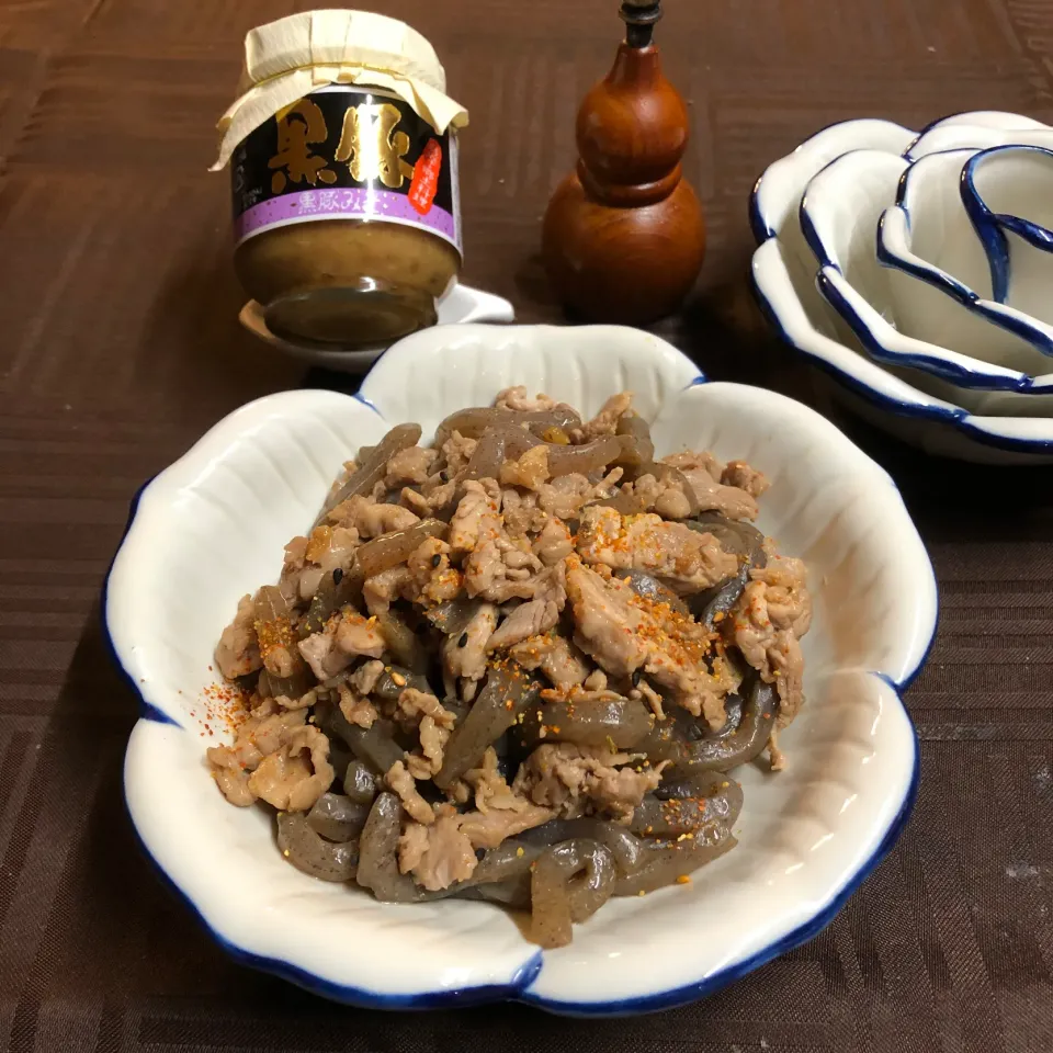豚バラ蒟蒻　くろ豚味噌炒め＊|henryさん