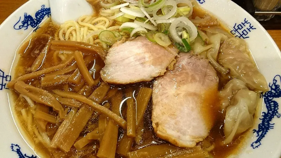 【1956年創業】
【新年は4日から】
中華そば 共楽
竹の子そば（葱多め、950円）
＋麺大盛（50g、50円）
＋ワンタン増し（200円）
＠銀座2分、銀座一丁目 、東銀座
21285|大脇さん