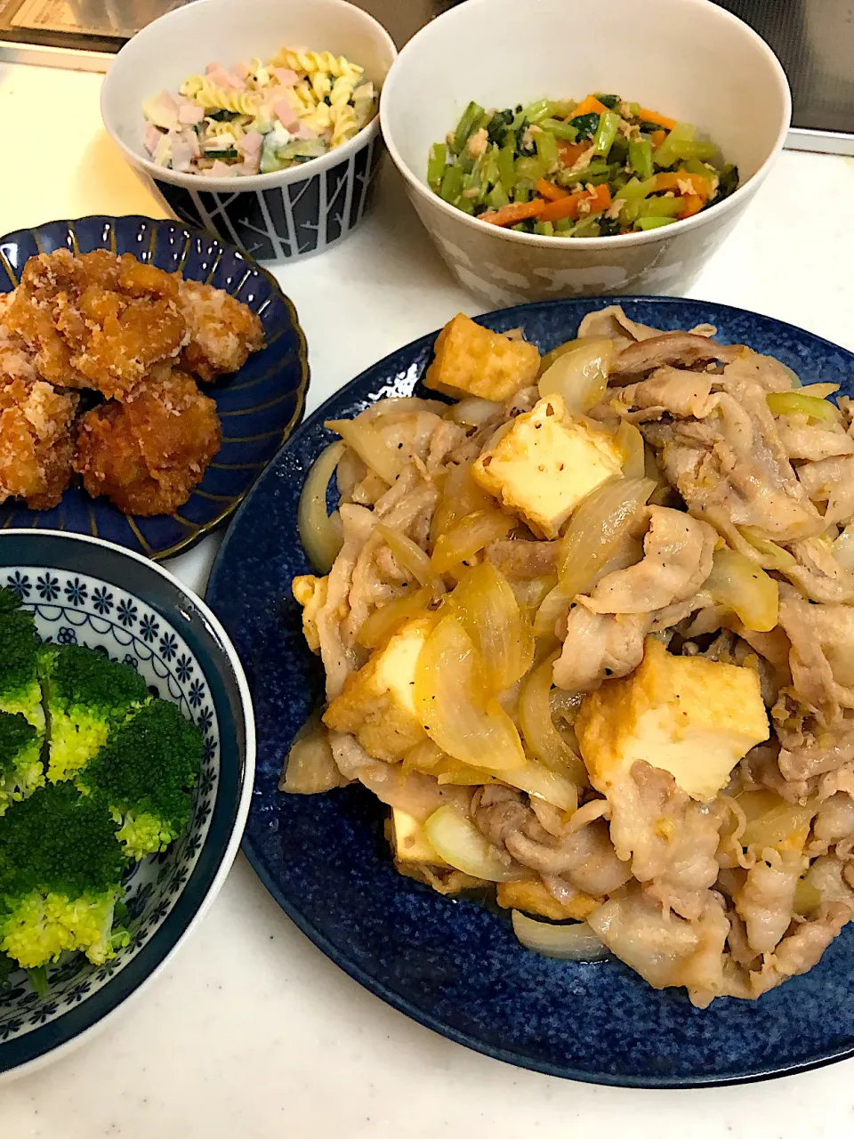 生姜焼きもどき。小松菜とにんじんのツナ合え。マカロニサラダ。家庭菜園のブロッコリー。唐揚げ。|ゆーこ。さん