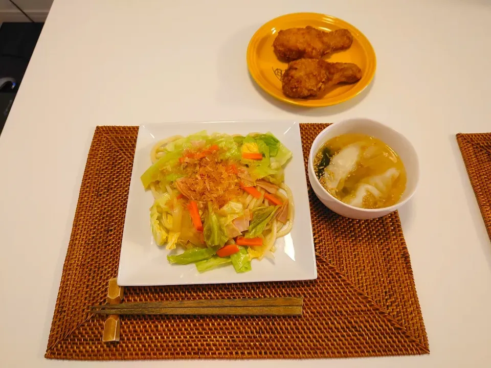 Snapdishの料理写真:今日の夕食　これうまつゆ焼きうどん、塩麹餃子スープ、ミニストップのチキン|pinknari🐰🌈さん