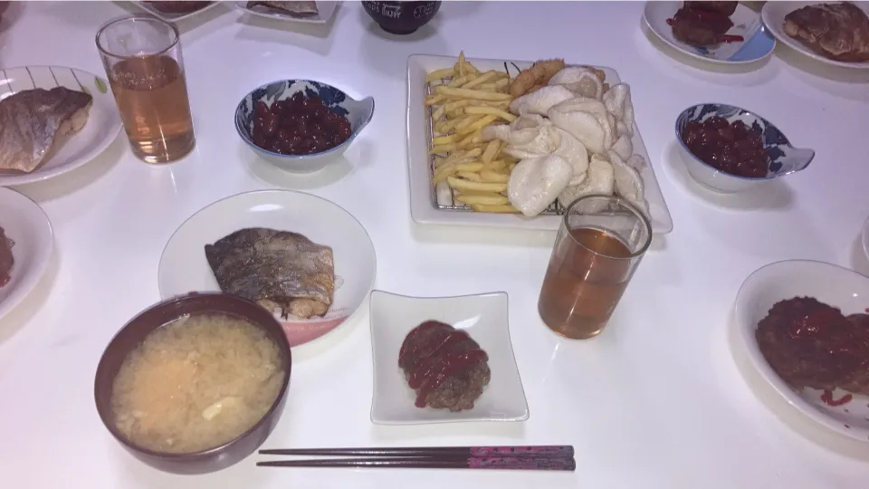 Snapdishの料理写真:晩御飯。🌟ハンバーグ🌟フライ盛り（フライドポテト、星型ポテト、えびせん）🌟つばすの塩焼き🌟みそ汁（キャベツ、厚揚げ）🌟金時豆|Saharaさん