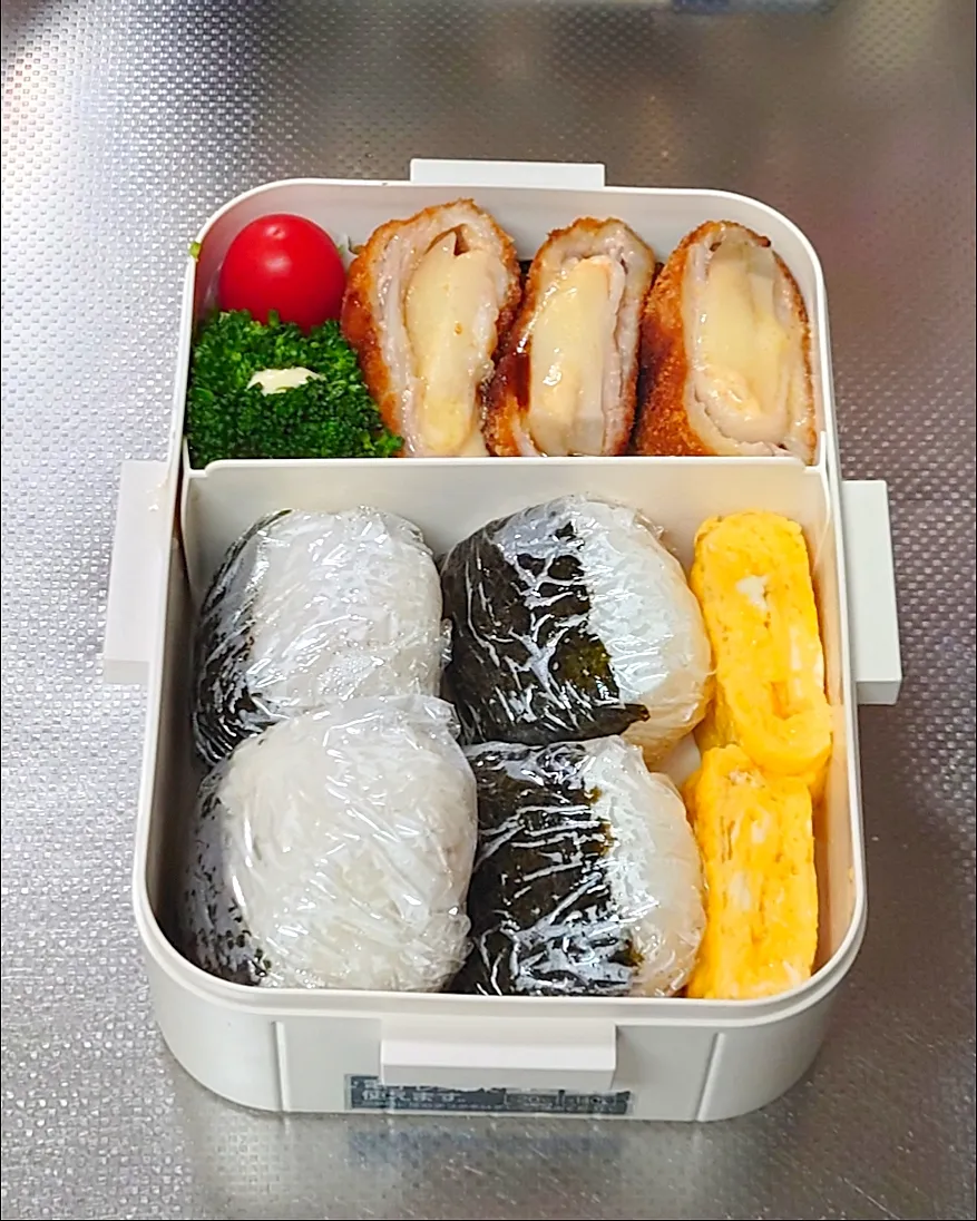 明太チーズじゃがの豚バラ巻フライと
鮭おにぎり弁当|黒川克博さん