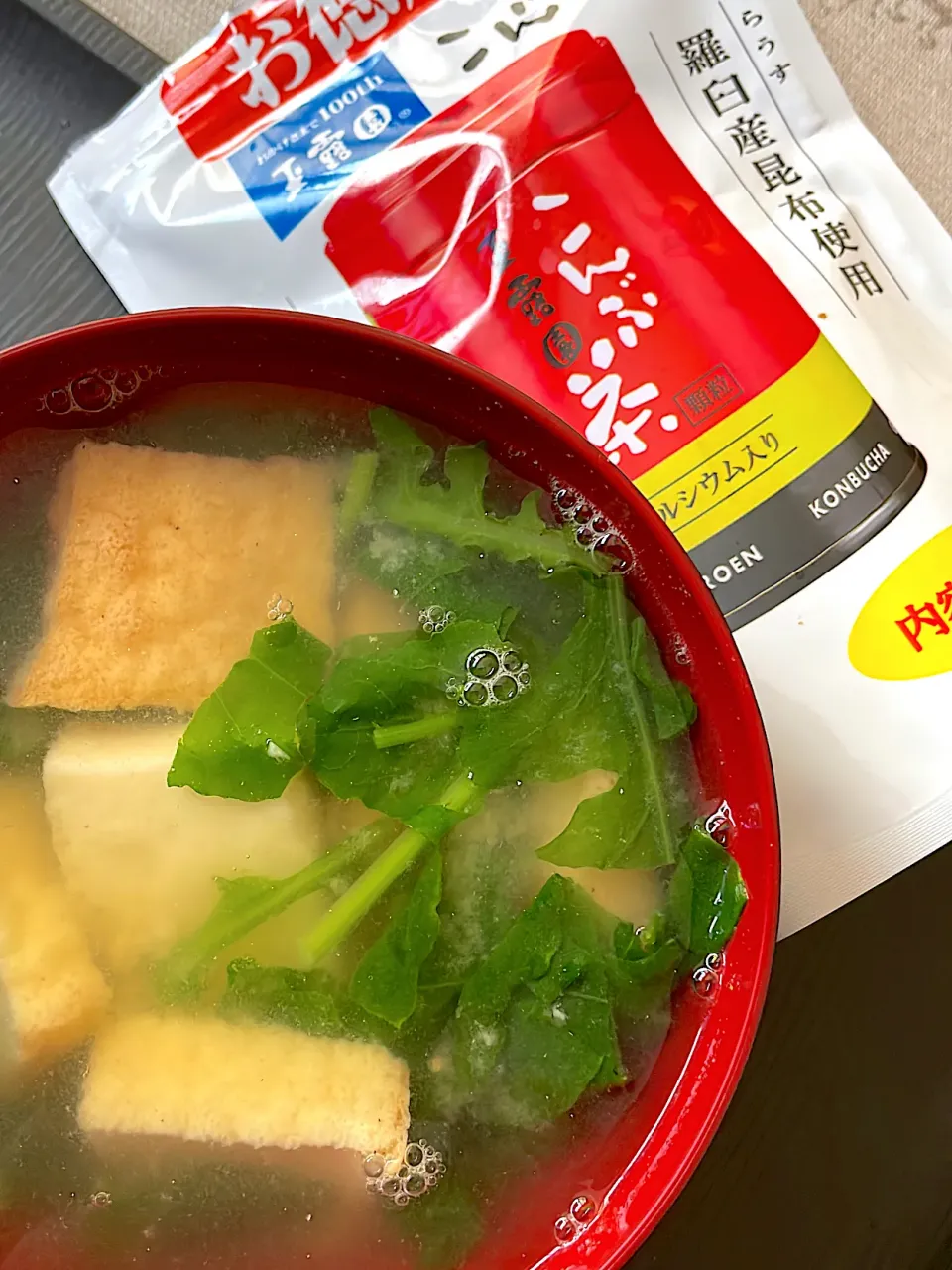 当選した昆布茶をお出汁にルッコラと絹揚げのお味噌汁〜💕|てるみさん