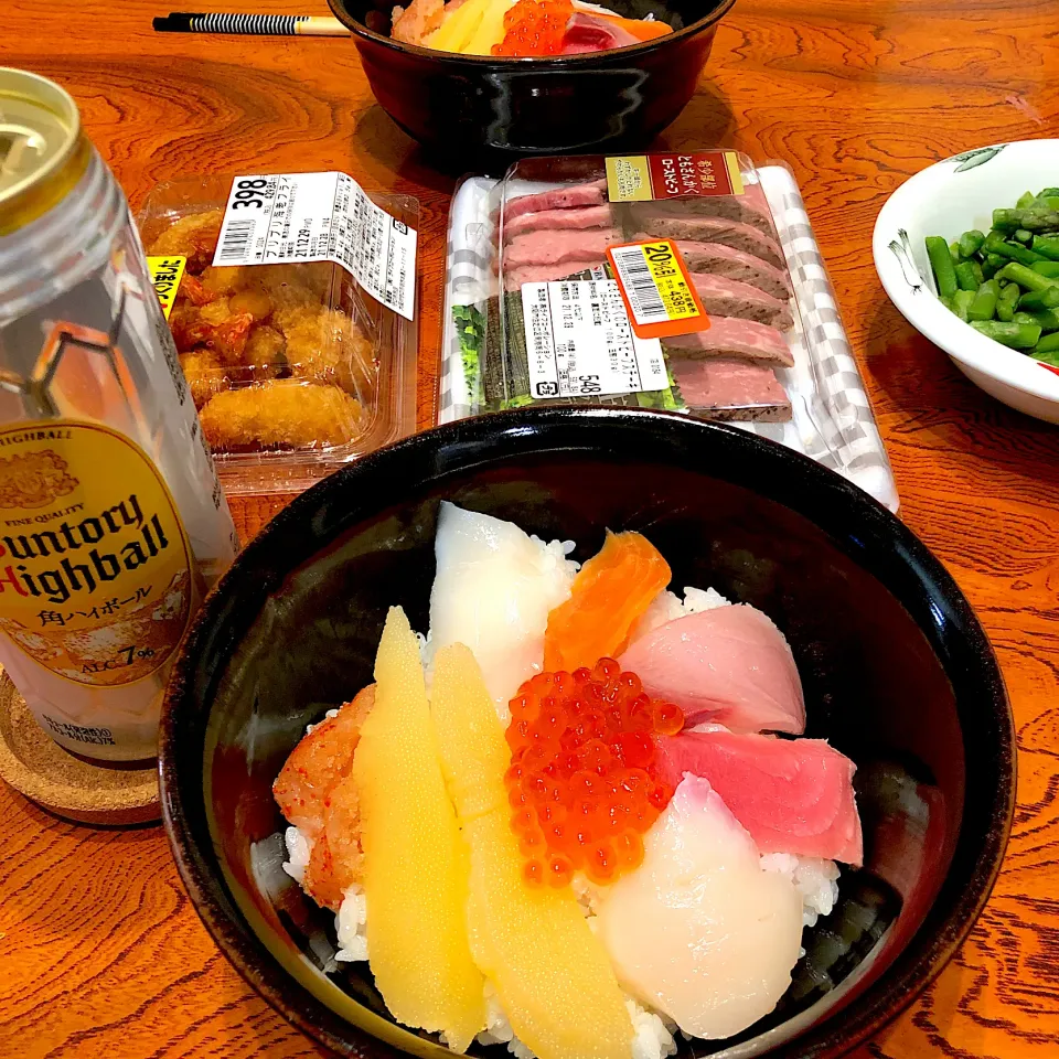 海鮮丼、ローストビーフ、エビフライ、アスパラマヨ😋|すかラインさん