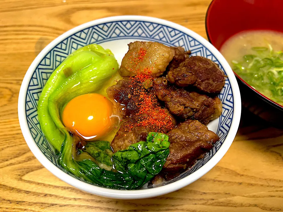 国産牛バラ肉の中華煮込み丼|さくたろうさん