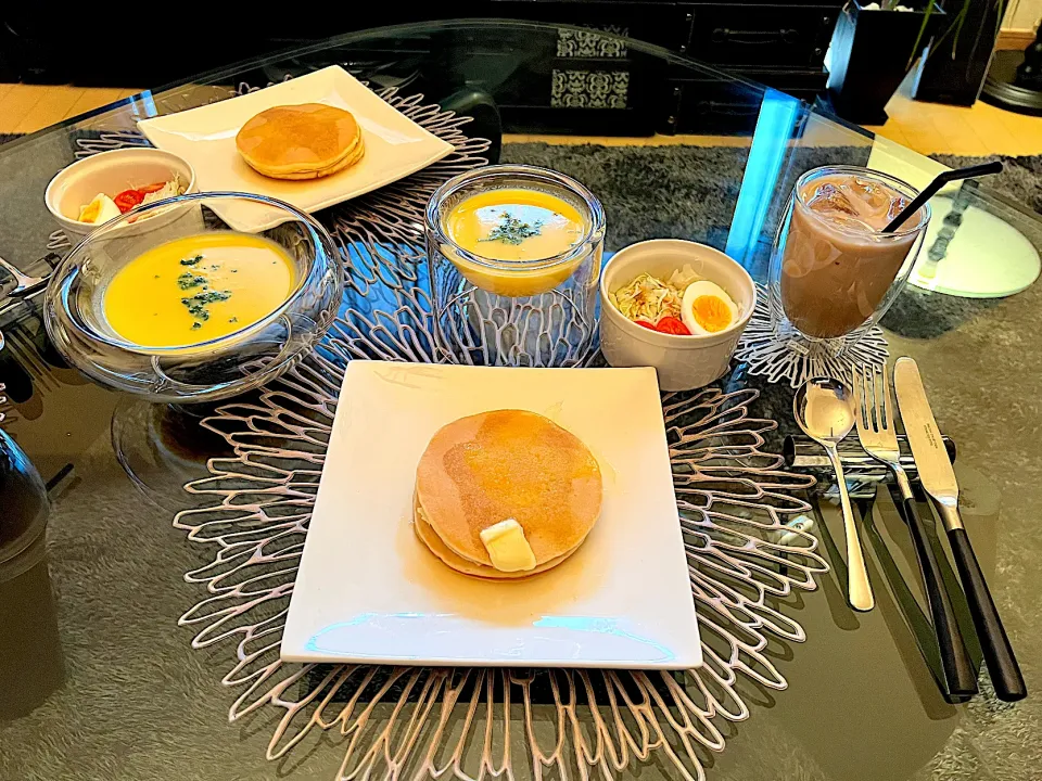 年末年始休暇1日目の朝ご飯✨
⁡
●ホットケーキ🥞
●サラダ🥗
●コーンスープ🌽
●アイスロイヤルミルクティー|yokoさん