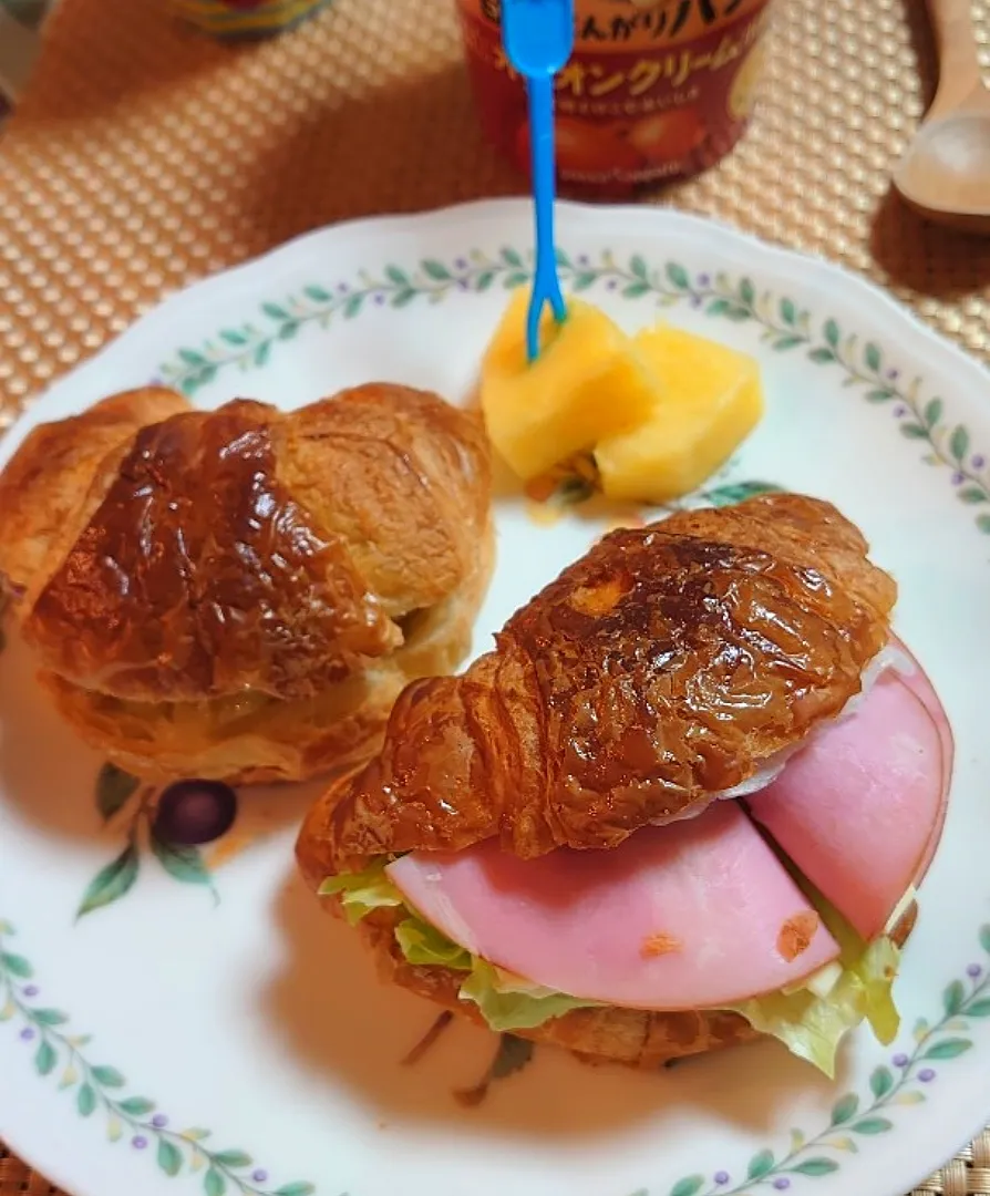 超熟クロワッサンサンドで朝ご飯🌅|ポチさん