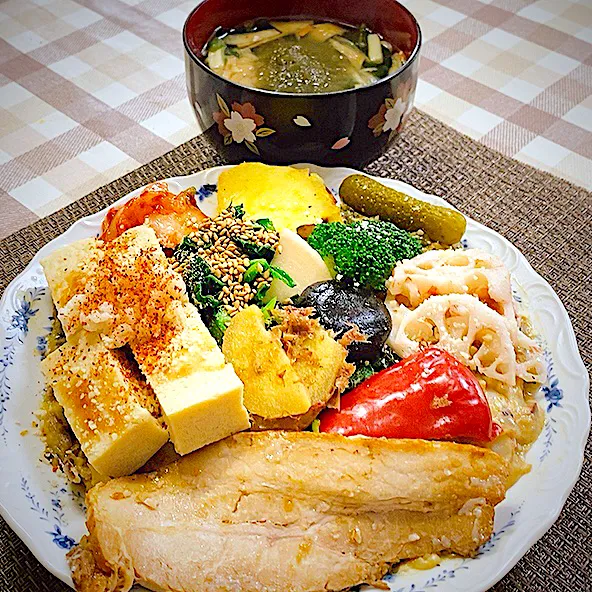 全く見えませんが…菊芋とルッコラと笹かまのとろとろチーズ焼き＋焼き豚・豆腐・ちぢみ菜・梅レンコン・ブロッコリー等のせ|riko30294さん