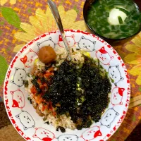 Snapdishの料理写真:納豆ご飯豪華バージョン&ニラと卵入りお味噌汁です。|じゅんちゃんさん