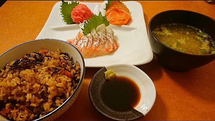 ひじきご飯とお刺身(鯛、サーモン、ネギトロ)|y.,yuukiさん