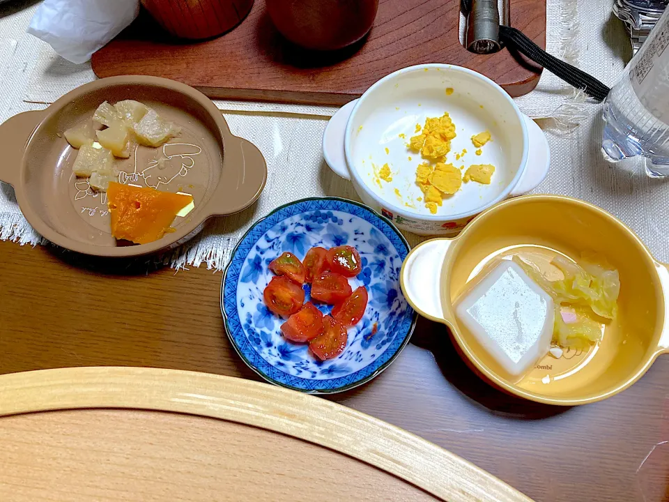 【離乳食】かぼちゃの煮物、おでんの大根、ゆで卵の黄身、ミニトマト、白菜と豆腐のだし煮、ごはん、みかん|sayaさん