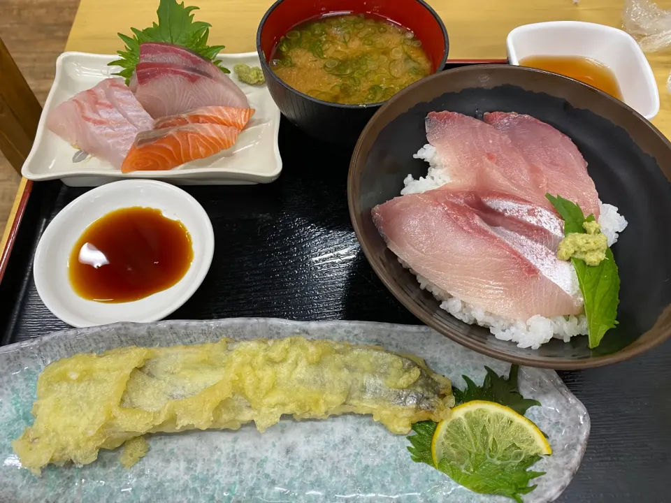 ぶりトロ丼、刺身3種盛り、太刀魚天ぷら、あさりの味噌汁|buhizouさん