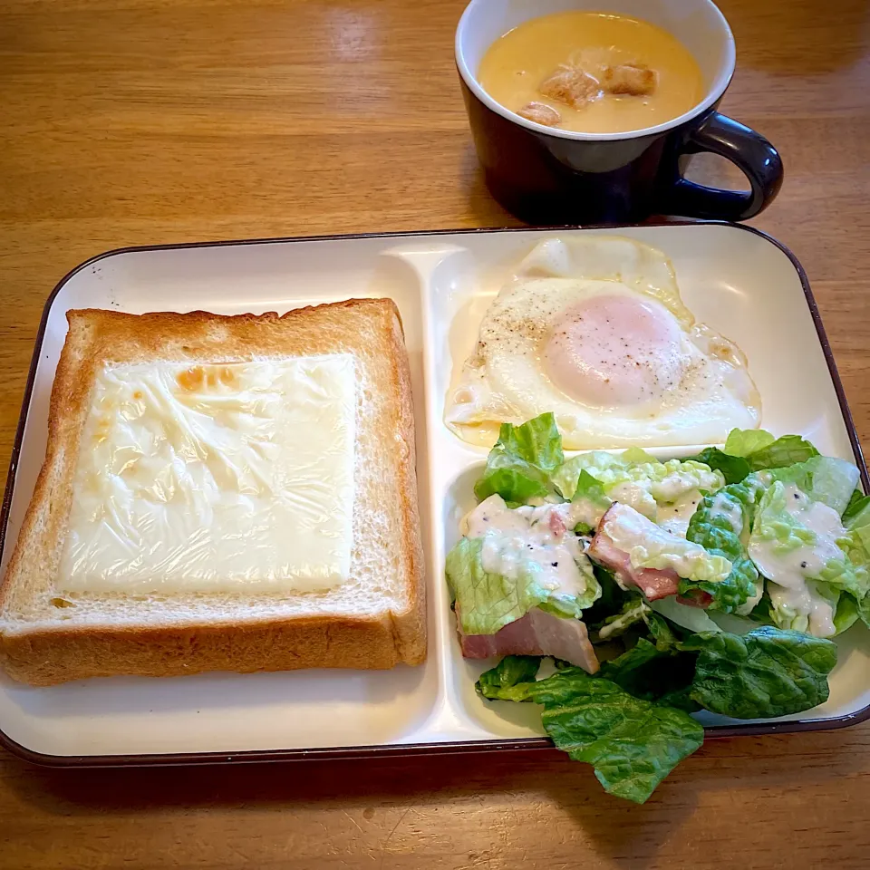 ブランチ　チーズトーストと、目玉焼きと、レタスとベーコンのサラダと、雲丹のクリームスープ|もえさん