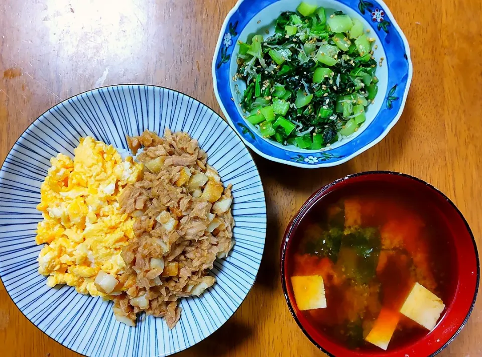 １２月８日　ツナそぼろ　小松菜としらすの白だし炒め　豆腐とわかめのお味噌汁|いもこ。さん