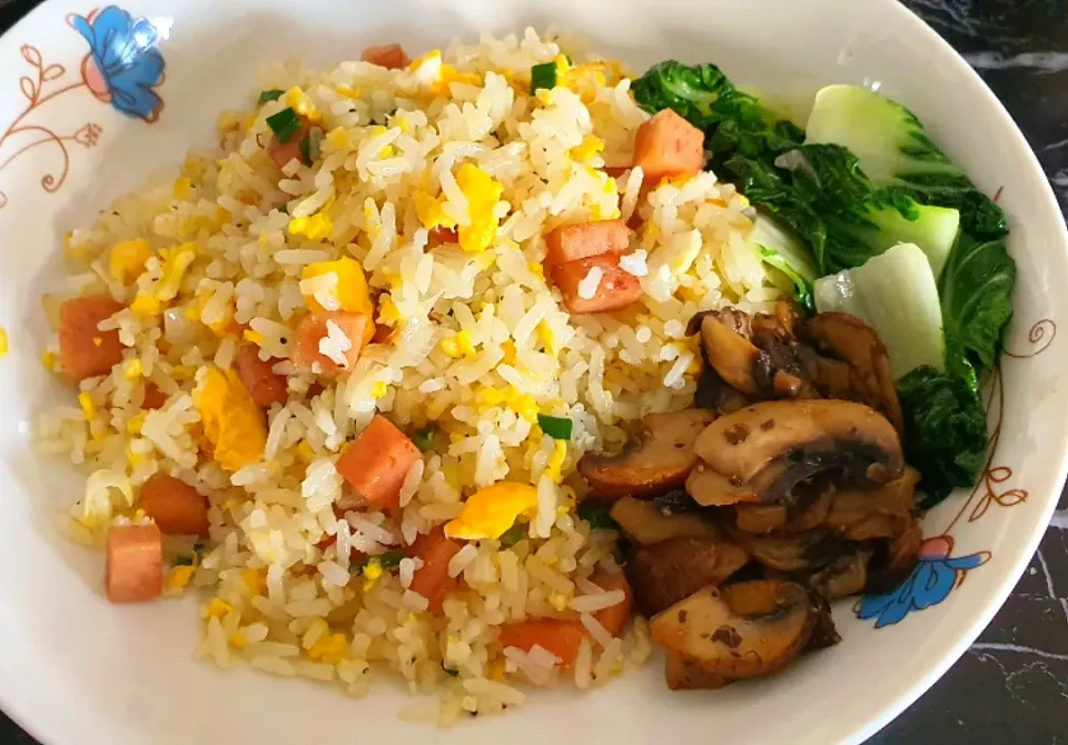 Snapdishの料理写真:Egg luncheon meat fried rice + mushrooms + nai bai veggies ~ lunch 30Dec 😋🥰🤤|🌷lynnlicious🌷さん