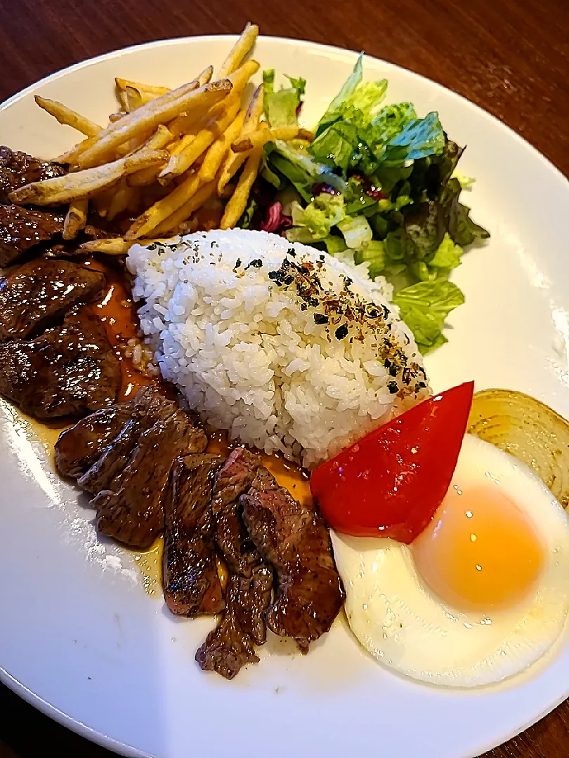 おそとでランチ🍴
ハワイアンステーキプレート😋|みぽりん♪さん