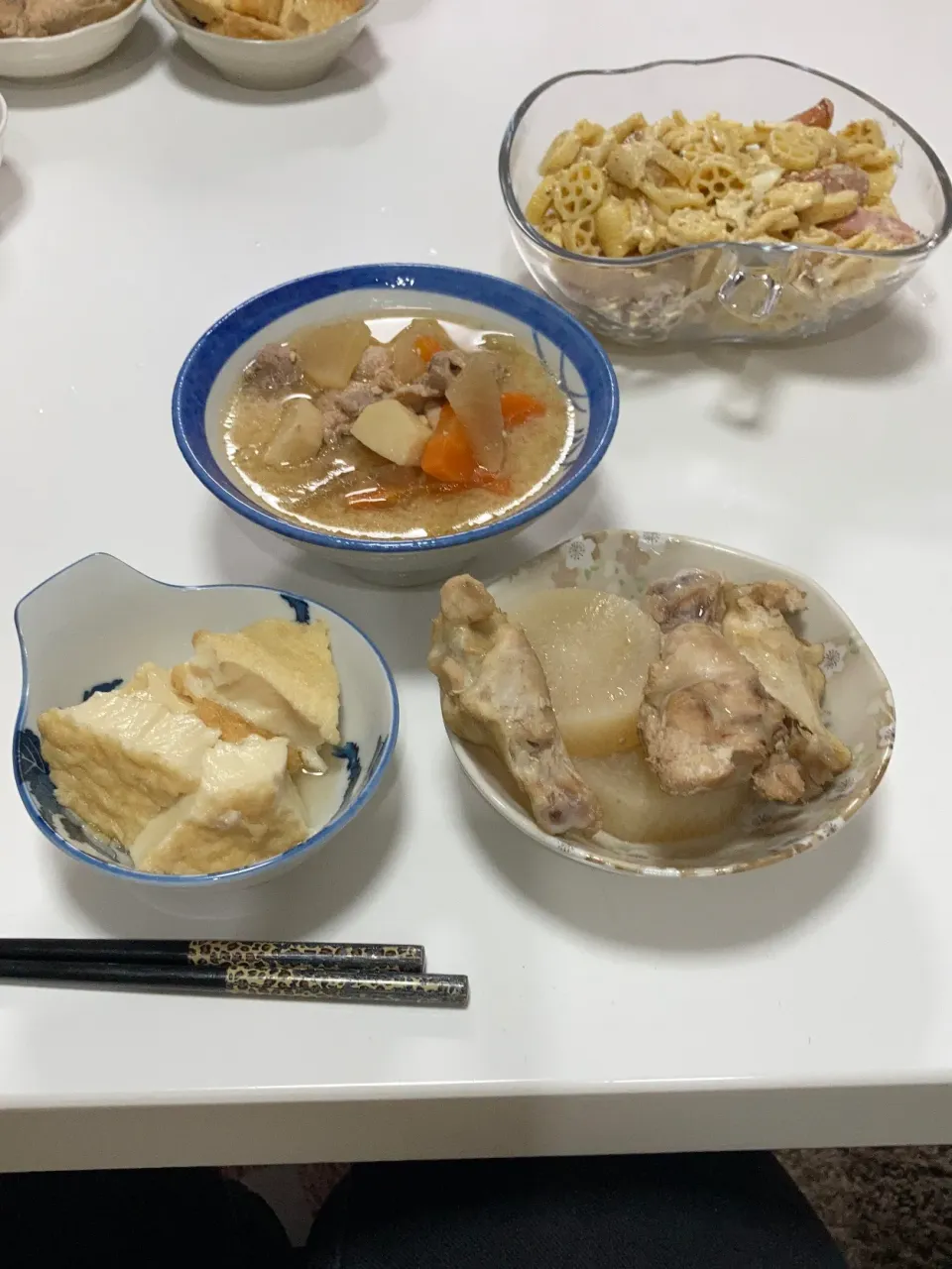 晩御飯^ - ^🌟鶏大根🌟厚揚げの炊いたん🌟マカロニサラダ（昨日の残り）🌟豚汁|Saharaさん