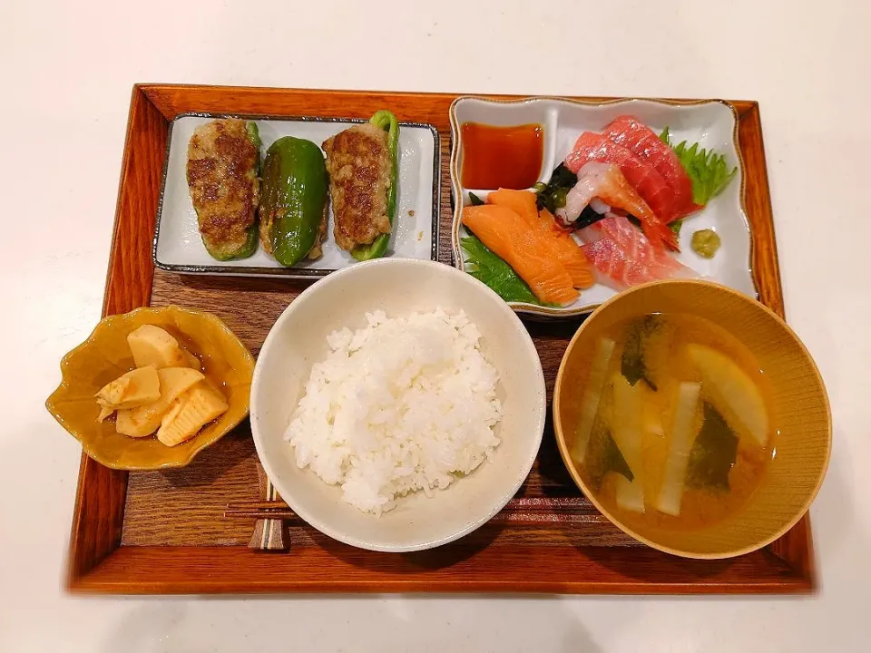 刺身盛合せ、ピーマンの肉詰め、筍の土佐煮、味噌汁|sorsmdさん