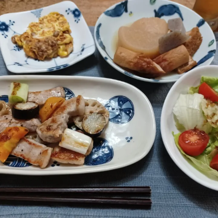 Snapdishの料理写真:豚ロースのカリっと塩焼きと根菜ソテー、納豆オムレツ、おでんの残りなど|ぱいんてーるさん