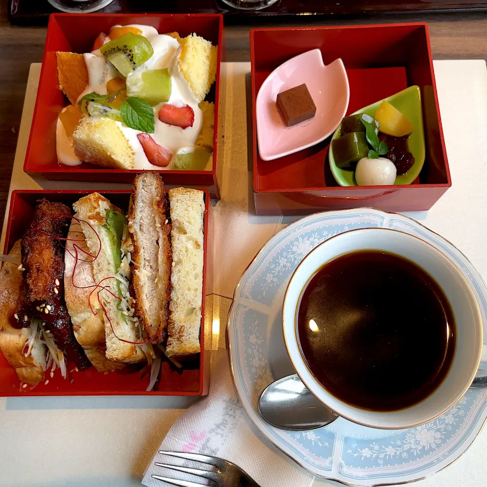 玉手箱やぁ〜🎁　カツサンド🥪パンケーキ🍞チョコ🍫デザート|るみおんさん