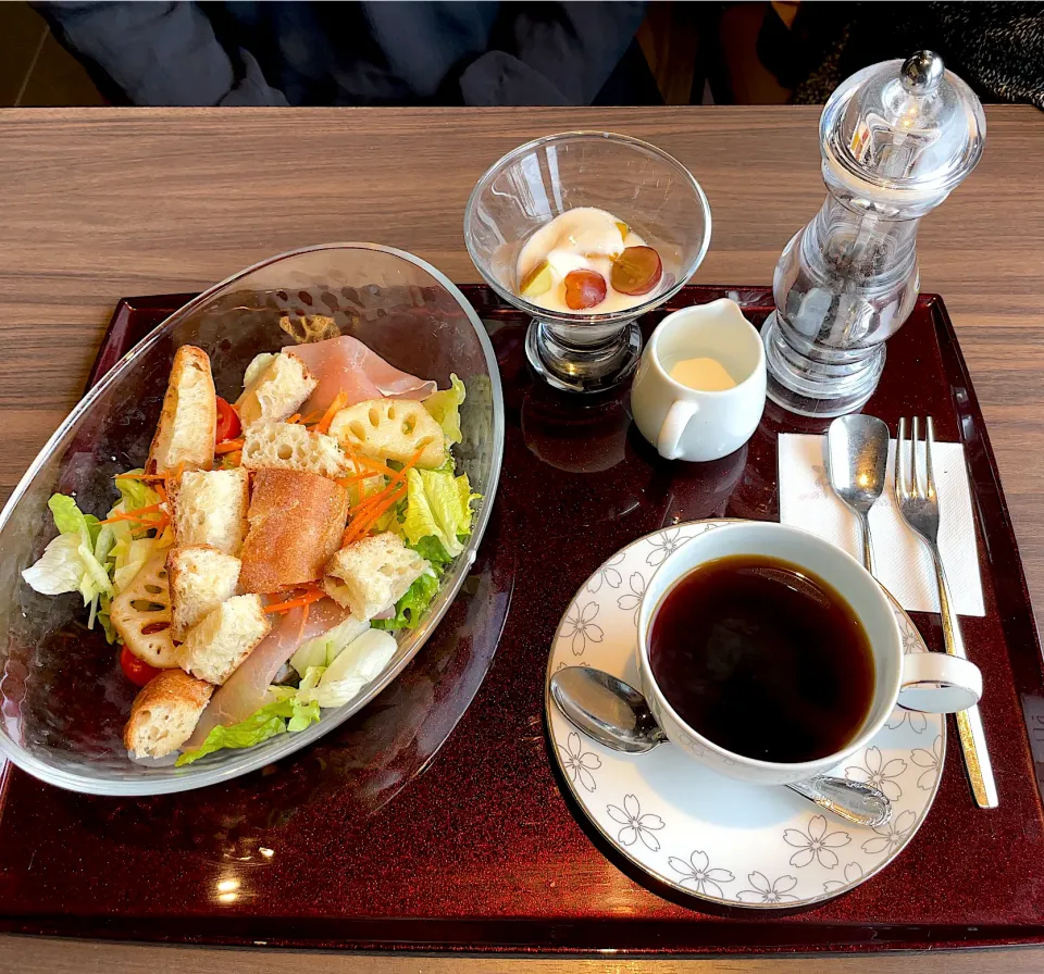 Snapdishの料理写真:パンサラダ🥗🍞　珈琲☕️ ヨーグルト|るみおんさん